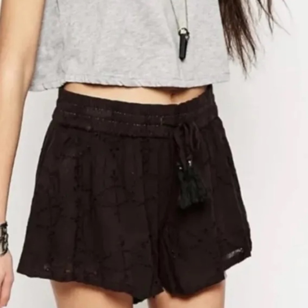 Free People Womens Shorts Size Small Eyelet Lace Black Tassel Ties Gold Threads